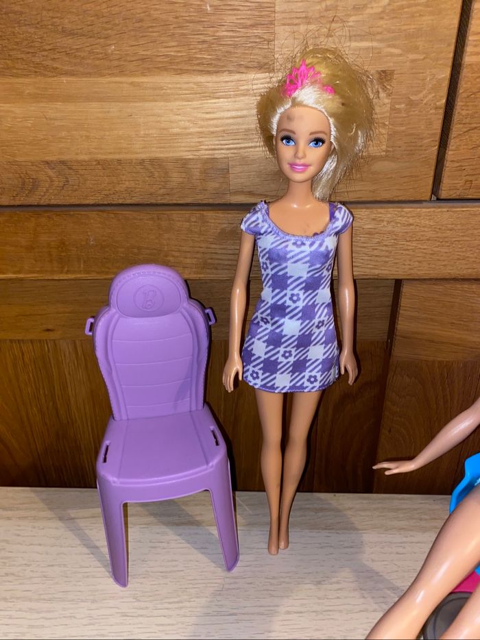 Barbie Mattel poupée coiffure salon coiffeuse - photo numéro 2