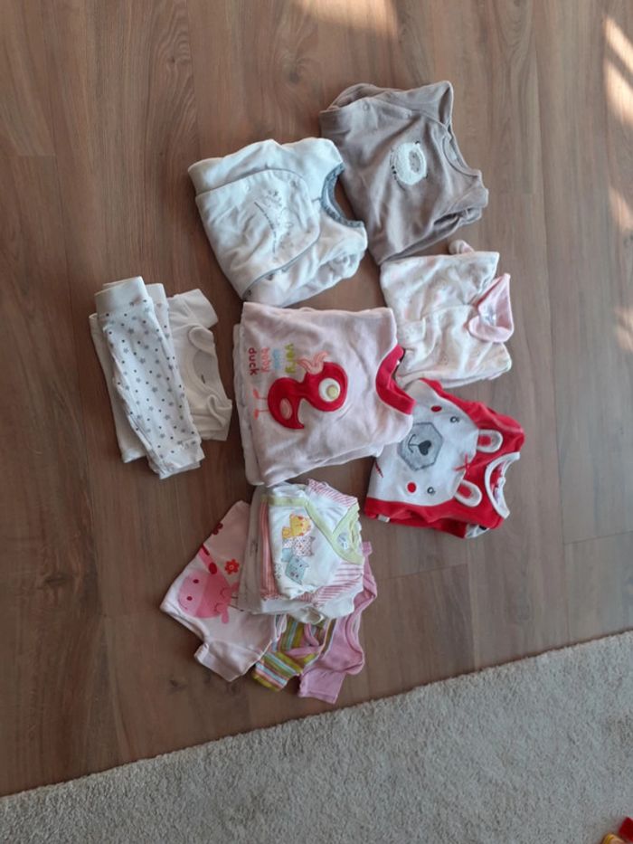 Lot 18 pièces naissance et 1 mois