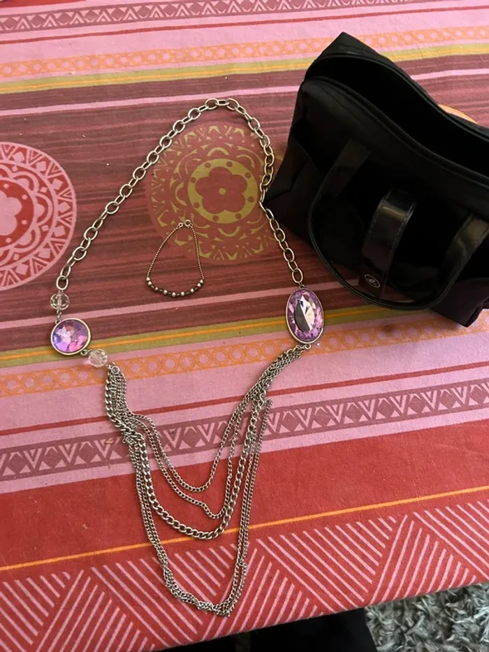 Lot de bijoux divers et sa vanity offerte - photo numéro 5