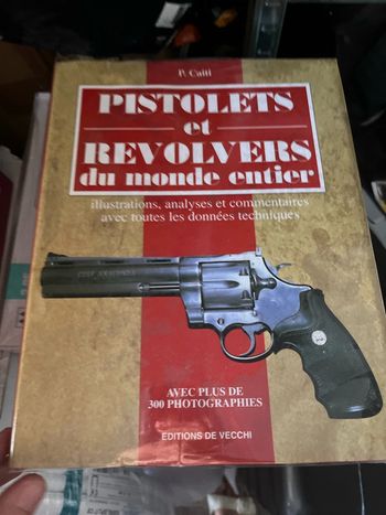 Pistolets et Revolvers du Monde Entier” P. Caiti – Éditions De Vecchi – Collector