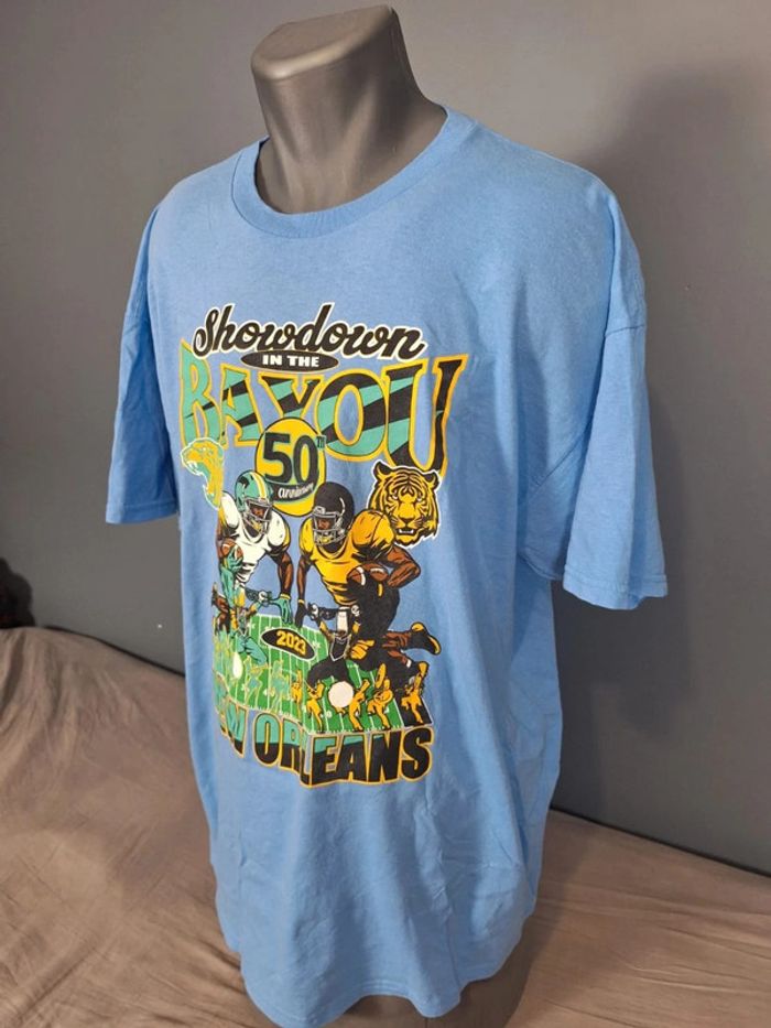 T-shirt imprimé gildan - Showdown in the Bayou – 50th Anniversary 2023 New Orleans (504) - photo numéro 4