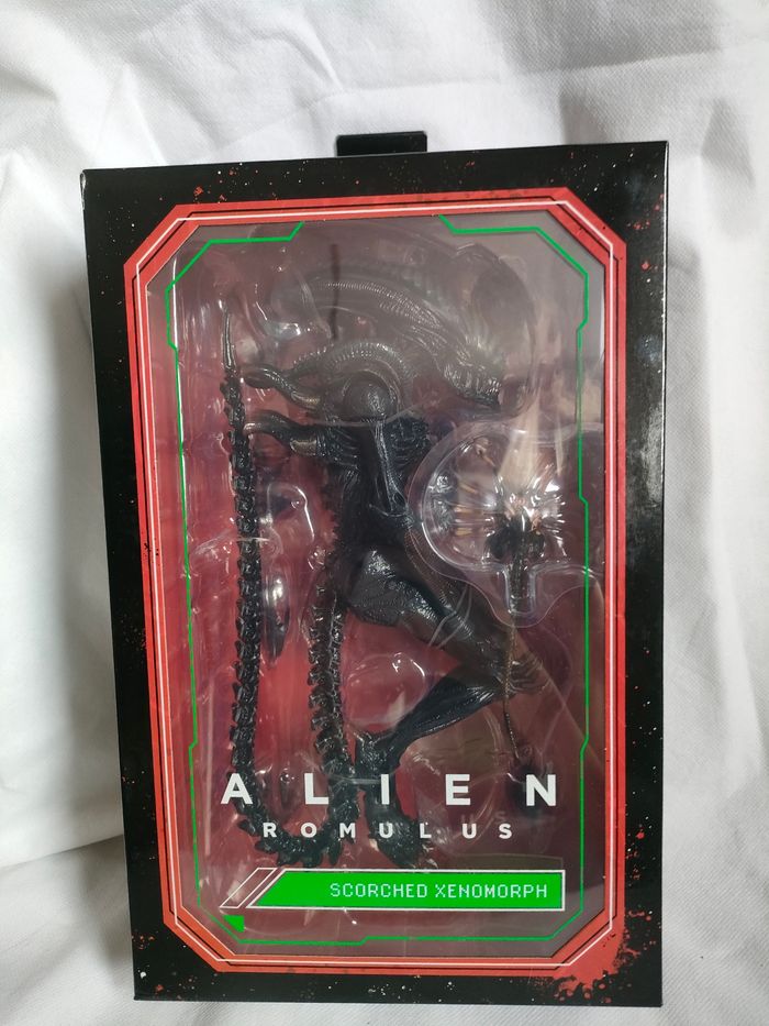 ALIEN ROMULUS - Scorched Xenomorph - Ultimate Figurine 18cm