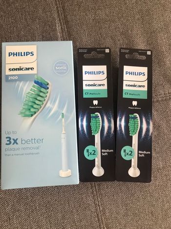 Neuf lot 1 brosse à dents électrique Philips sonicare et 4  brosses neuves de rechanges
