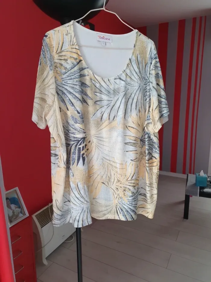 Tunique manches courtes taille 50 , fonds jaune pale et noir.