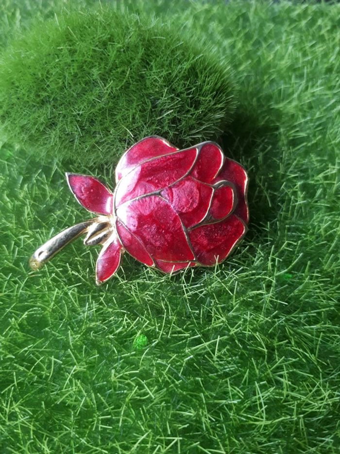 Très belle broche rose 🌹