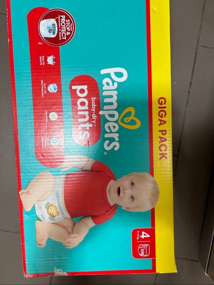 Un carton de Couche, taille 4 Pampers