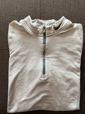 Haut Nike Pro 1/4 Zip Gris Clair taille M- Parfait pour Sport et Lifestyle
