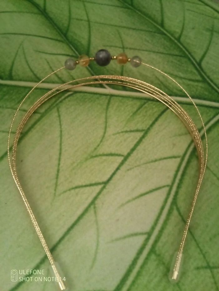 Serre tête multi anneaux dorés et pierres naturelles