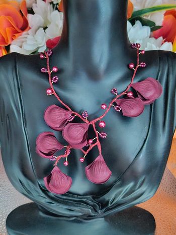 Collier avec fleurs et perles bordeaux, sans marque, monture en acier inoxydable
