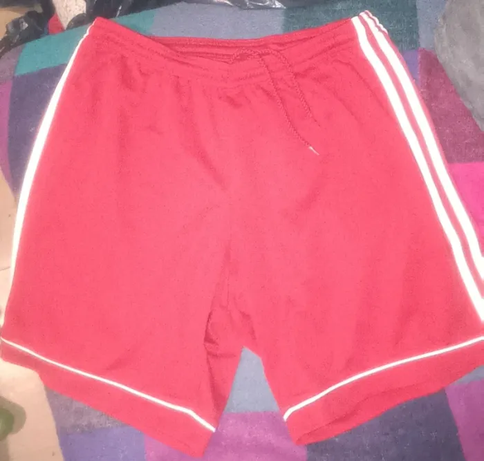 Short de sport rouge Adidas