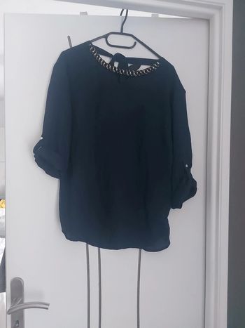 Blouse marine Taille 40 joli détail manche et col doré