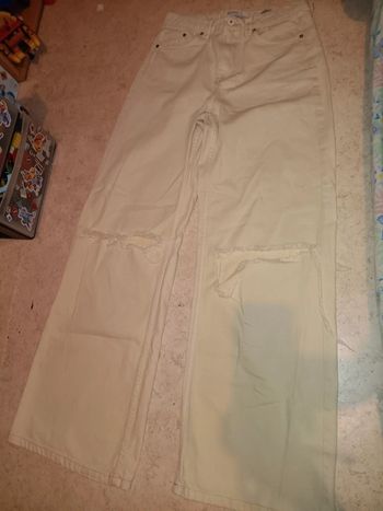 Jean flare bershka t.36 destroy à quelques petites taches noires discretes