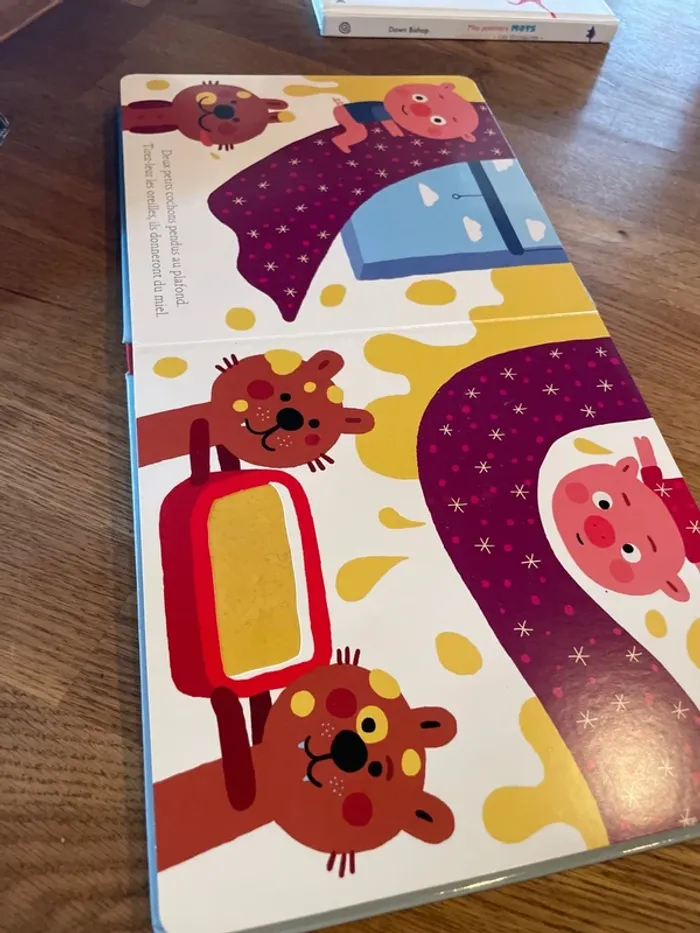 Livre cartonné contes et comptines à toucher Un petit cochon pendu au plafond - photo numéro 7