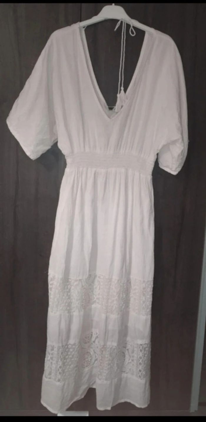Robe longue blanche avec broderies