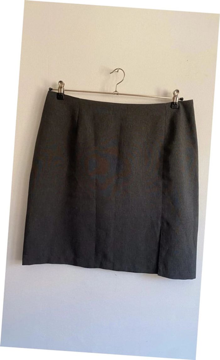 Jupe droite courte grise fendue taille 48