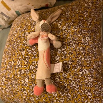 Hochet lapin rose doudou et compagnie