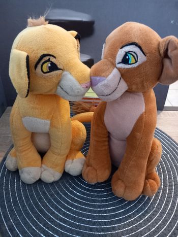 2 peluches le roi lion Nala et Simba disneyland Paris 26cm 
I
