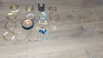 Différents bijoux, bracelets et colliers