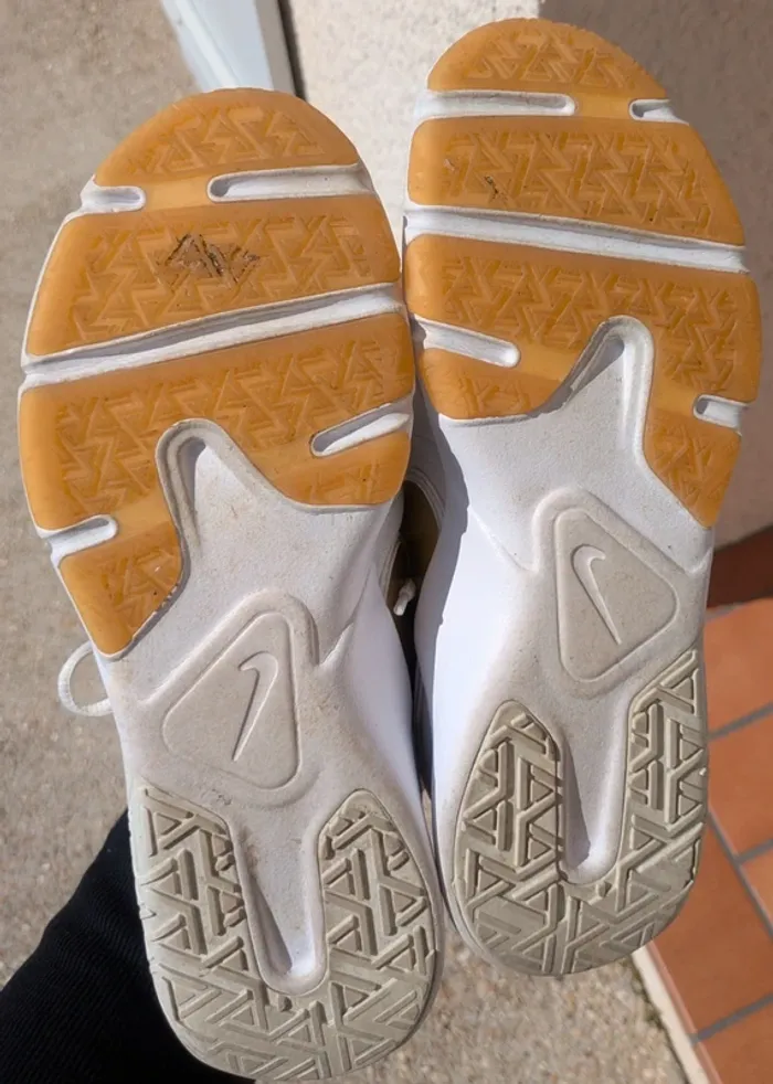 Baskets Nike Legend Essential 2 pour femme TBE - photo numéro 6
