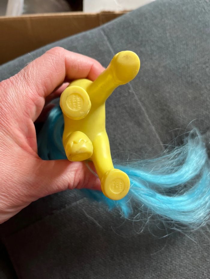 Petit poney bleu et jaune - photo numéro 3