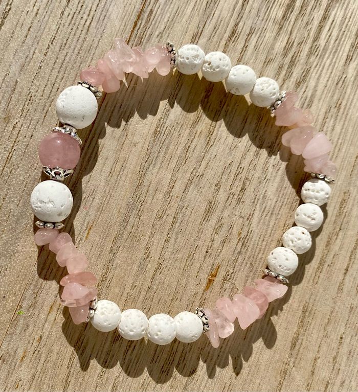 Bracelet en quartz rose et pierres de lave blanches