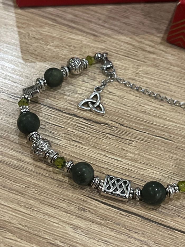 Bracelet perle celtique vert réglable en parfait état - photo numéro 2