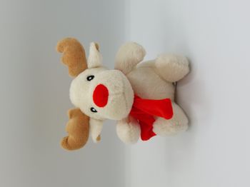 Peluche doudou élan renne écru crème FIZZY beige écharpe rouge 16 cm assis