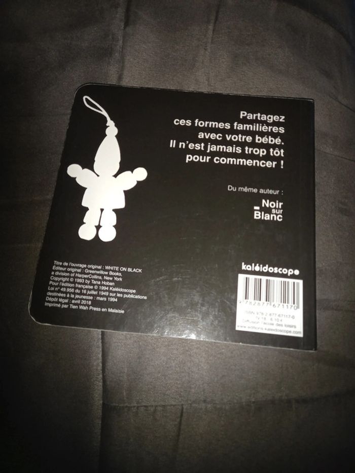 Livre blanc sur noir - photo numéro 2