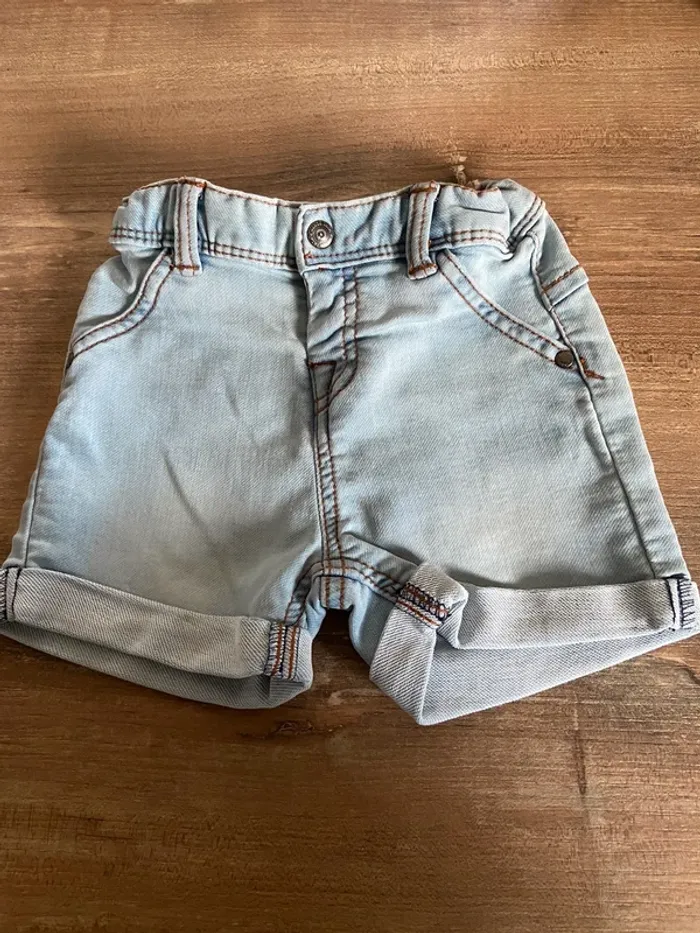 Short en jeans .