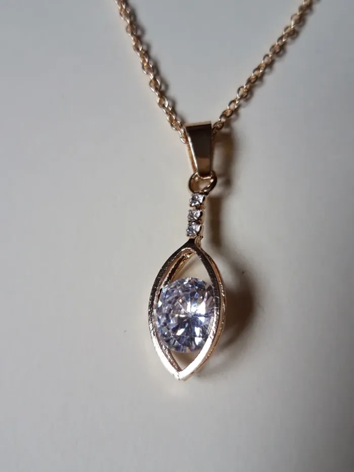 Collier pendentif fantaisie doré