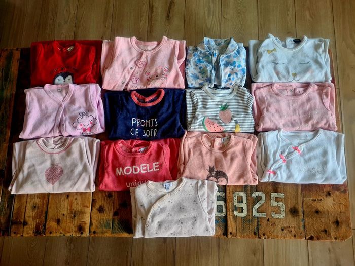 Lot de 13 pyjamas pour bebe fille.