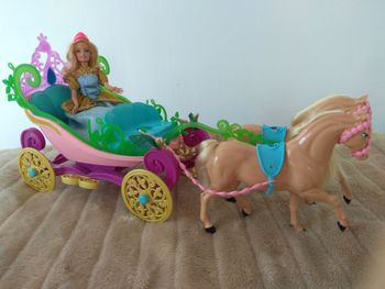 Jouet poupée Barbie+Calèche+2 chevaux traineau