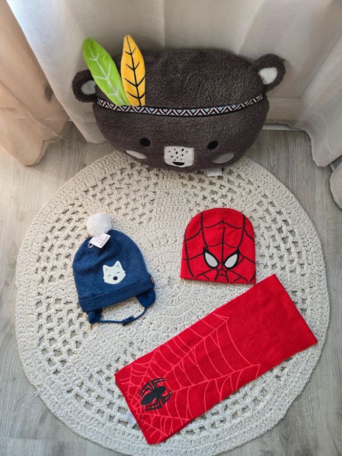 Boy: bonnets et écharpe Obaïbi + Spiderman 3 ans neufs