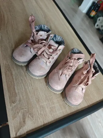 2 paires de bottines taille 22