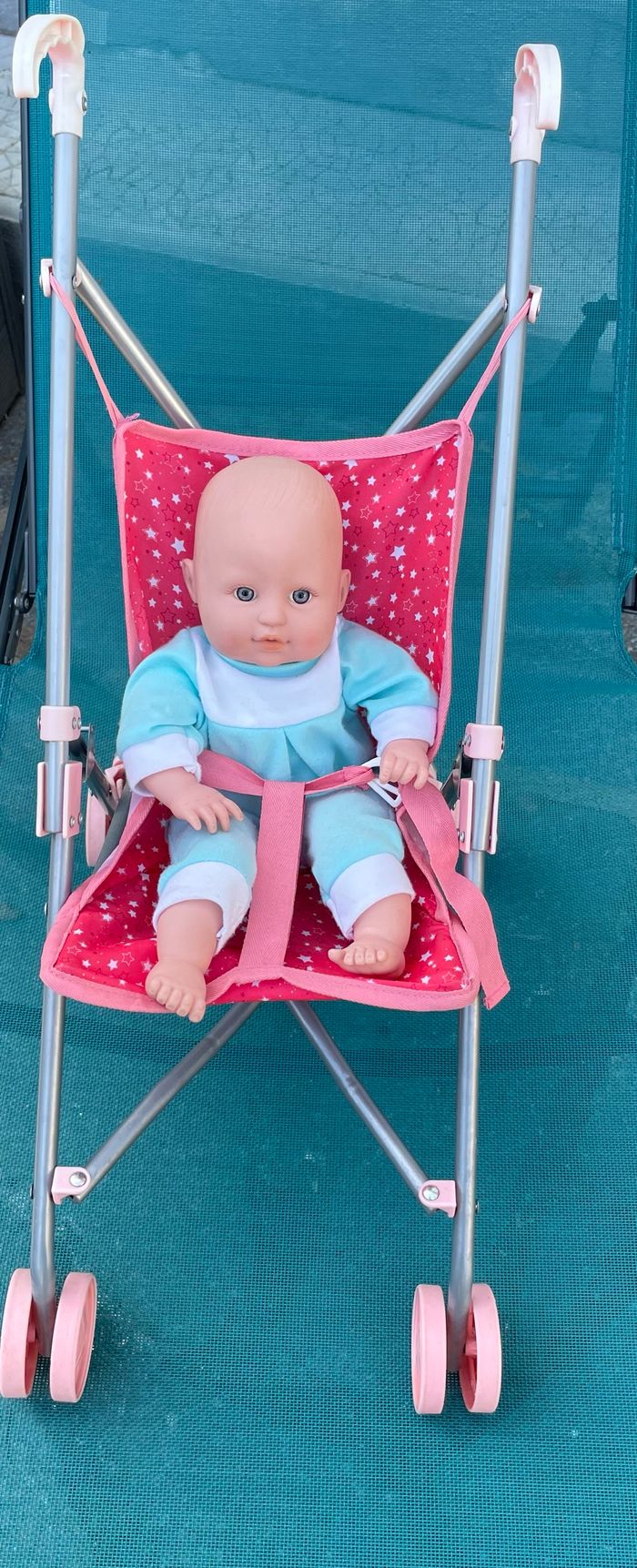Poussette rose avec un bébé qui émet différents sons - photo numéro 6