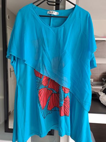 Haut bleu avec motif rouge