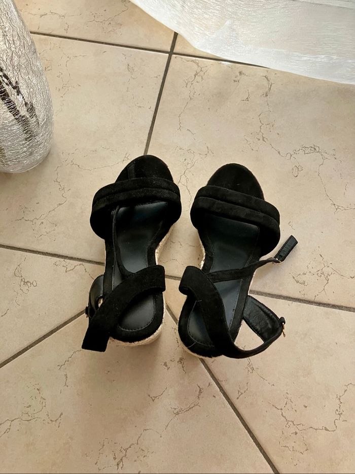 Chaussures compensées noires T.40-41 - photo numéro 2