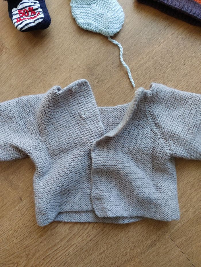 Lot brassiere naissance, chaussons, bonnet - photo numéro 2