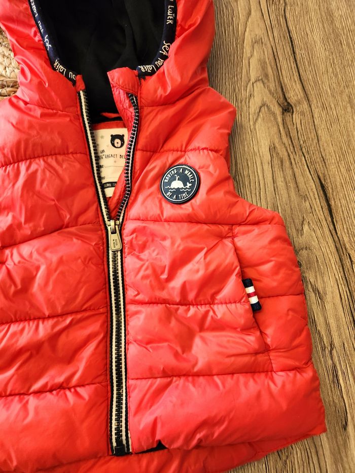 Veste sans manches rouge 9mois C&A - photo numéro 3