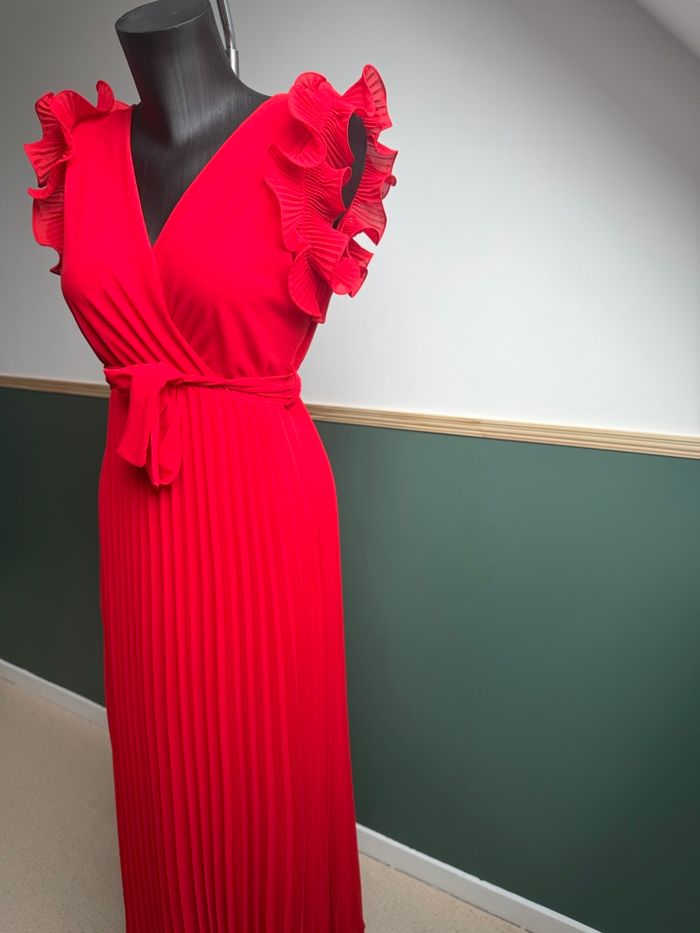 Robe longue rouge plissée décolleté en V croisé Victoria - photo numéro 4