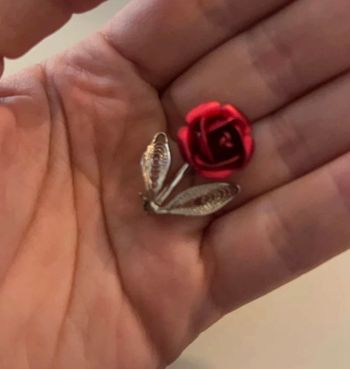 Broche fleur rose rouge et argenté