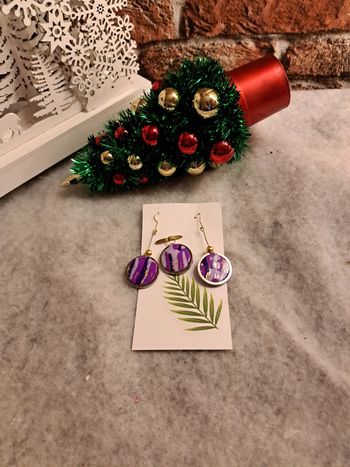 Boucles d'oreilles pendante avec pendentif violet