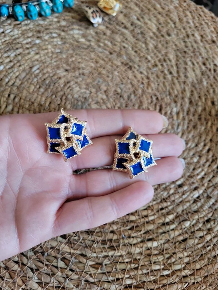 Clips dorés et carré email bleu. - photo numéro 3