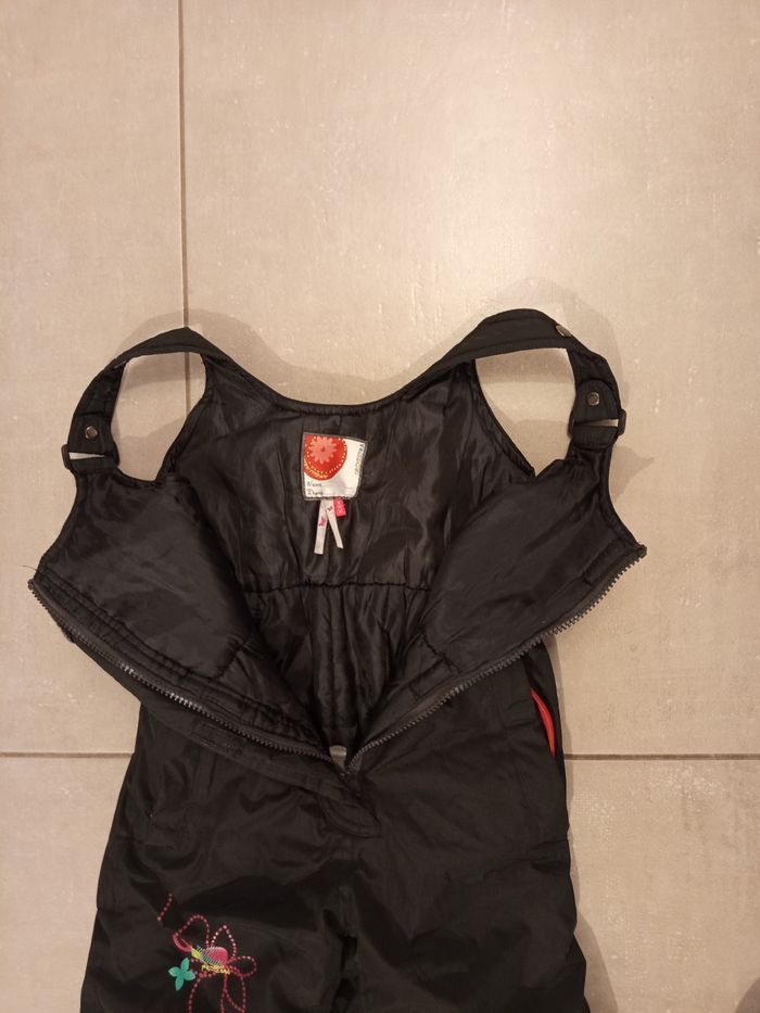Très belle salopette de ski 5 ans chaude et imperméable noire - photo numéro 4