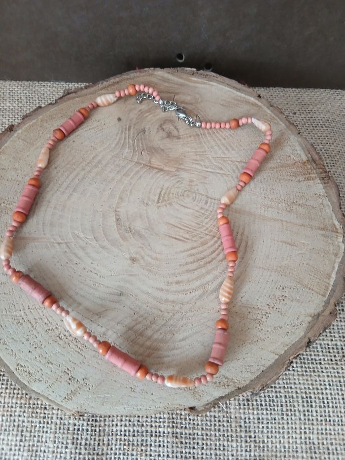 Collier rose et coquillages