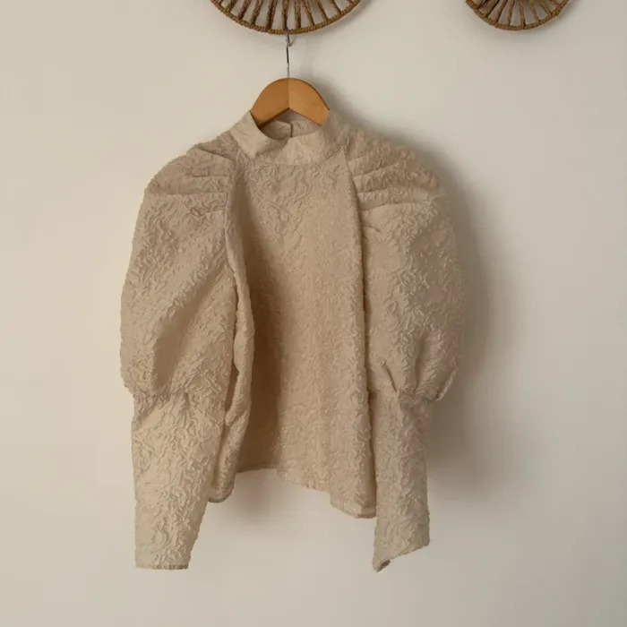 Blouse H&M beige à manches bouffantes et dos nu - photo numéro 4