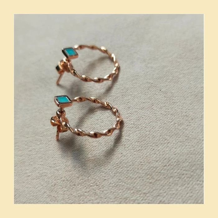 Boucles d’oreilles fantaisie – Créoles torsadées rose gold & losange turquoise - photo numéro 3