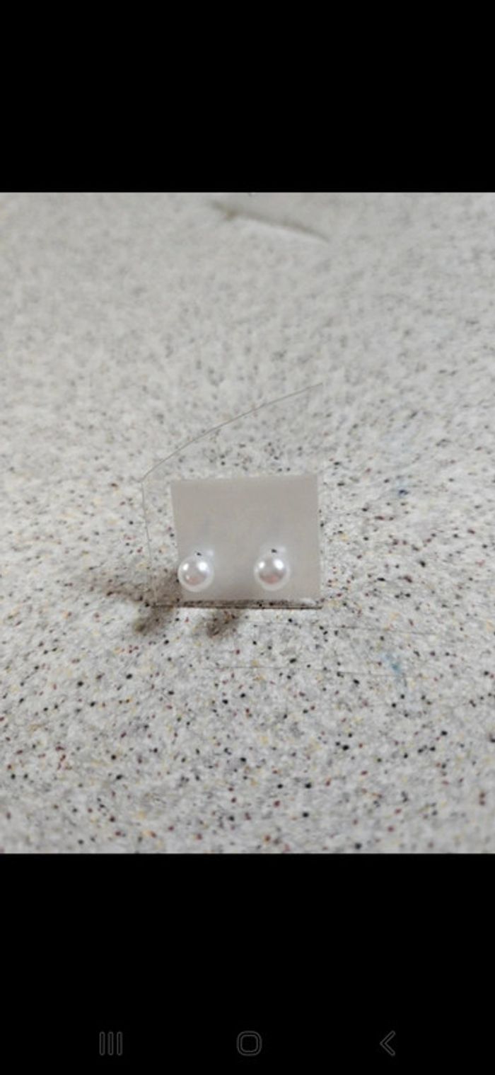 Boucle d'oreille moyenne perle