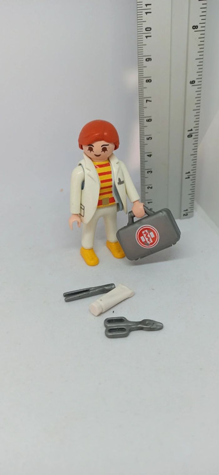 Femme médecin avec mallette et accessoires playmobil
