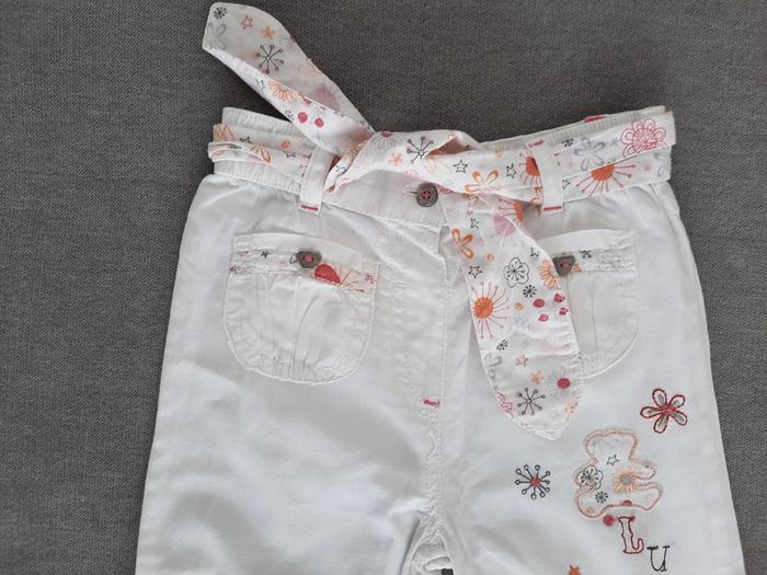 Pantacourt 18 mois Lulu Castagnette, en toile avec ceinture, blanc motifs orange rouge - photo numéro 3